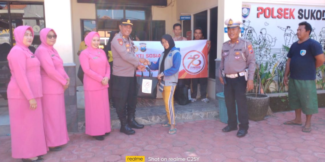 Sambut Hari Bhayangkara ke 78, Polsek Sukodono dan Ranting Bhayangkari Berbagi Sembako ke Warga Miskin dan Kaum Dhuafa