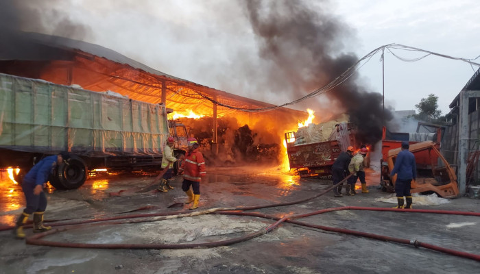 Sebuah Gudang Di Sidoarjo Ludes Dilalap Si Jago Merah, Belasan Ton Bekatul Dan Empat Kendaraan Hangus Terbakar