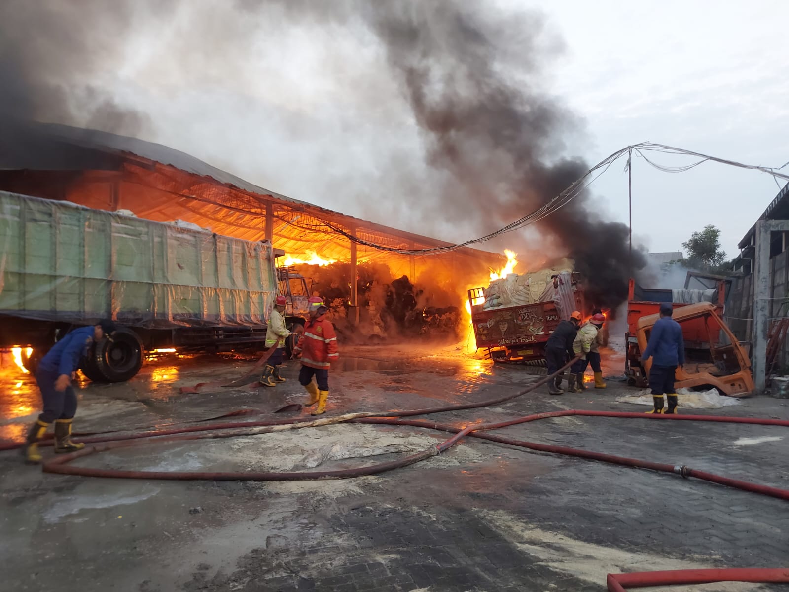 Sebuah Gudang di Sidoarjo Ludes Dilalap Si Jago Merah, Belasan Ton Bekatul dan Empat Kendaraan Hangus Terbakar
