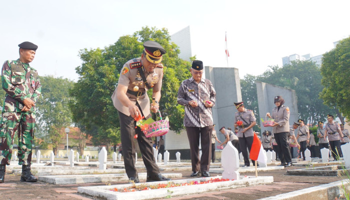 Jelang Hari Bhayangkara Ke-78, Polresta Sidoarjo Ziarah Dan Tabur Bunga Di Makam Pahlawan