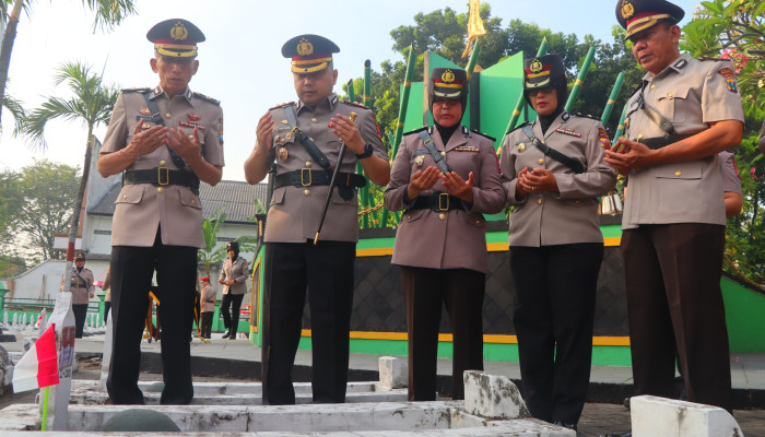 Peringati Hari Bhayangkara Ke-78, Polres Pasuruan Gelar Ziarah Makam Pahlawan