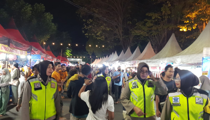 Polres Nganjuk Libatkan Tim Patroli Polwan Dalam Pengamanan Pesta Rakyat Dan Bazar Umkm