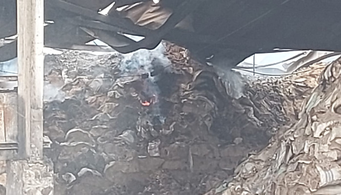 Lebih 30 Jam Api Yang Membakar Gudang Pakan Ternak Di Sidoarjo Masih Belum Padam