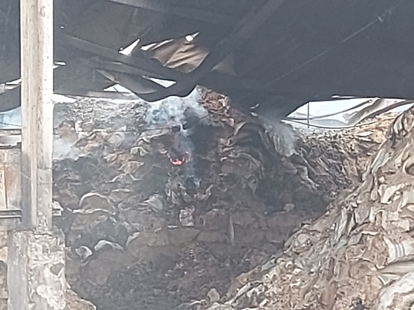 Lebih 30 Jam Api Yang Membakar Gudang Pakan Ternak di Sidoarjo Masih Belum Padam