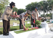Maknai Perjuangan, Waka Polda Jatim Pimpin Ziarah Ke Makam Pahlawan Di Hari Bhayangkara Ke – 78