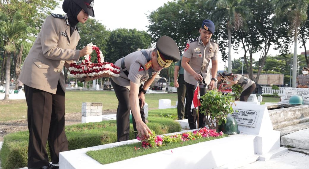 Maknai Perjuangan, Waka Polda Jatim Pimpin Ziarah ke Makam Pahlawan di Hari Bhayangkara ke – 78