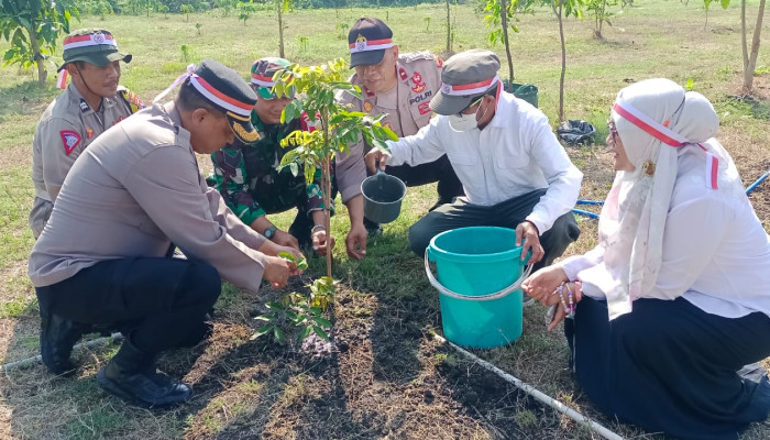Tanam 100 Pohon Buah, Forkopimca Tanggulangin Dukung Dan Sambut Hari Bhayangkara Ke 78