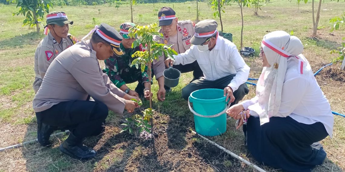 Tanam 100 Pohon Buah, Forkopimca Tanggulangin Dukung dan Sambut Hari Bhayangkara ke 78