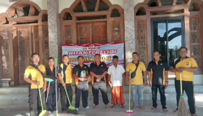 Polsek Lumbang Gelar Bakti Religi Di Masjid Baiturrahman Sambut Hari Bhayangkara Ke 78
