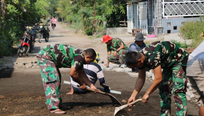 Satgas Tmmd Ke-120 Kodim Sidoarjo Percepat Pavingisasi Jalan, Tingkatkan Kualitas Hidup Warga Desa Penambangan