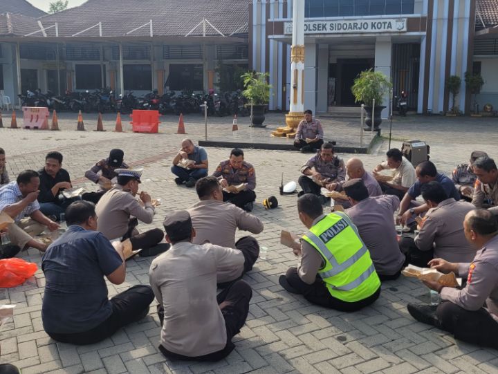 Tingkatkan Kebersamaan dan Jaga Kamtibmas Wilayah, Kapolsek Sidoarjo Kota Ajak Anggota Makan Makan Lesehan