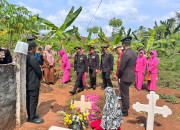 Peringati Hari Bhayangkara Ke-78, Polres Malang Ziarah Serentak Ke Makam Korban Tragedi Kanjuruhan