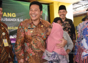 Dipeluk Dan Dicium Nenek-Nenek Saat Bagikan Beras, Plt Bupati Sidoarjo H Subandi Pasrah