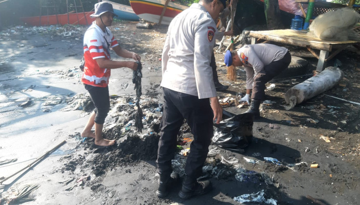 Hari Kelautan Nasional, Polres Probolinggo Bersama Masyarakat Bersihkan Pantai