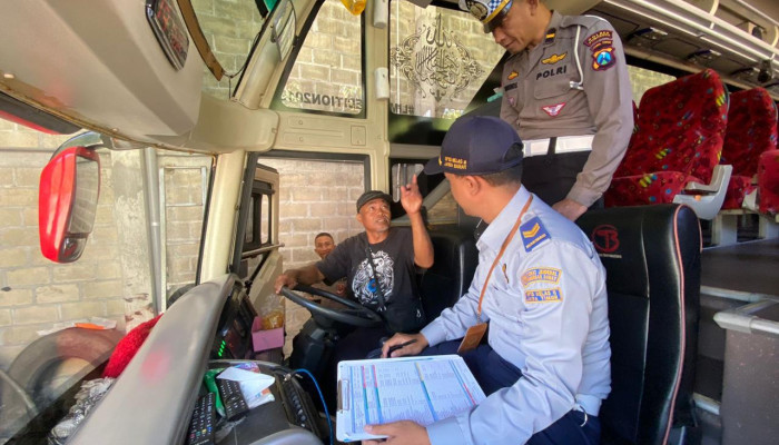 Gelar Program Unggulan Mahameru Lantas, Polisi Inspeksi Armada Bus Di Ponorogo