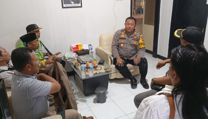 Camat Dan Kades Se-Kecamatan Lumbang Geruduk Mapolsek Lumbang, Ucapkan Hut Bhayangkara Polri Ke 78 