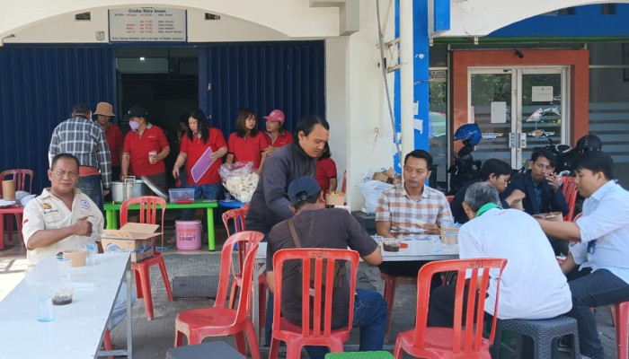 Berbagi Kasih, Gereja Bethel Taman Pondok Jati Sediakan Makan Siang Gratis