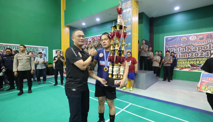 Tutup Turnamen Bulutangkis Antar Media Kapolda Jatim Eksibisi Match Vs Juara 1