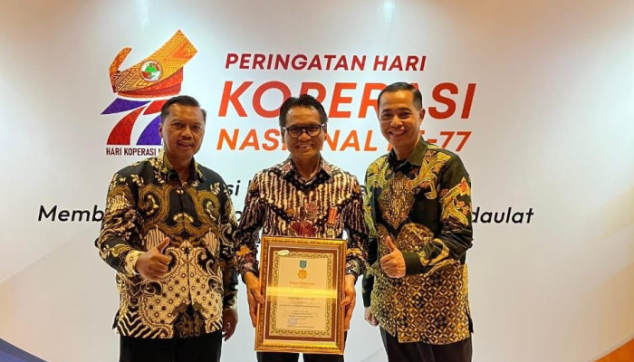 Pj. Bupati Tulungagung Raih Penghargaan Tokoh Penggerak Koperasi Madya Tingkat Nasional