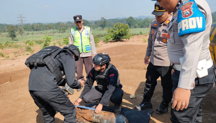 Polisi Musnahkan Bom Pesawat Aktif Sisa Perang Dunia Temuan Warga Di Malang