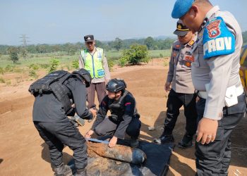 Polisi Musnahkan Bom Pesawat Aktif Sisa Perang Dunia Temuan Warga di Malang