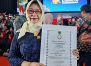 Berkontribusi Menurunkan Stunting, Guru Besar Unair Terima Penghargaan Dari Bkkbn