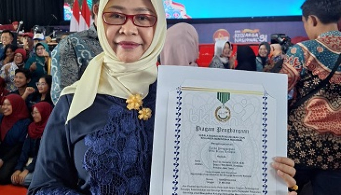 Berkontribusi Menurunkan Stunting, Guru Besar Unair Terima Penghargaan Dari Bkkbn