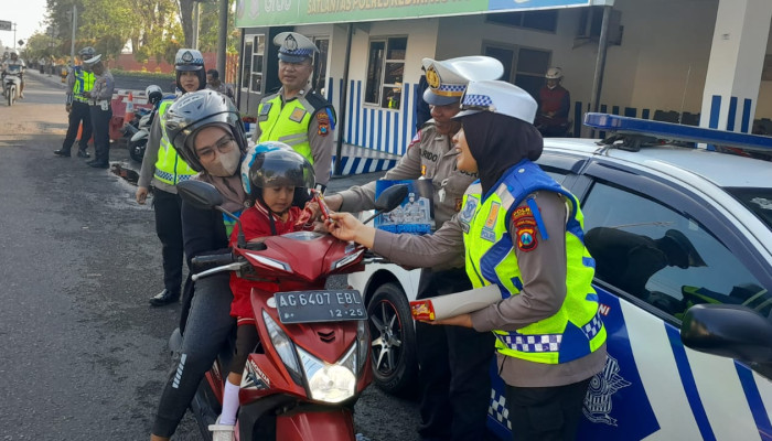 Operasi Patuh Semeru 2024, Polres Kediri Kota Beri Coklat Bagi Pengendara Tertib