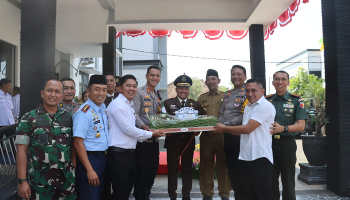 Soliditas Penegak Hukum Polres Magetan Kirim Tumpeng Ke Kejari Di Hari Bhakti Adhyaksa Ke-64
