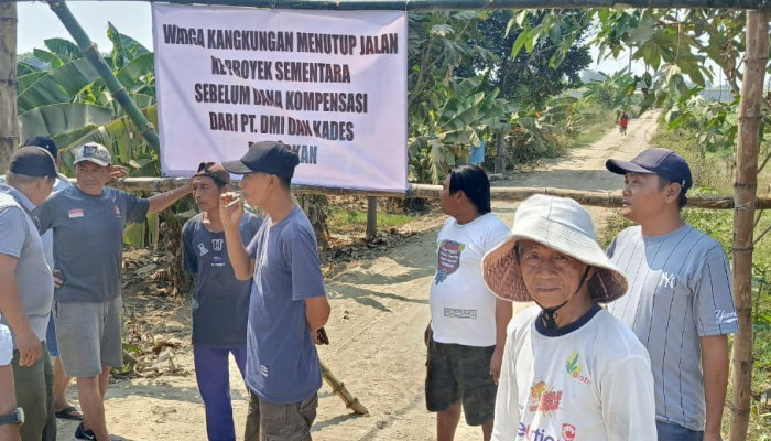 Capek Dengan Janji-Janji, Warga Lengkong Blokade Jalan Pembangunan Pabrik