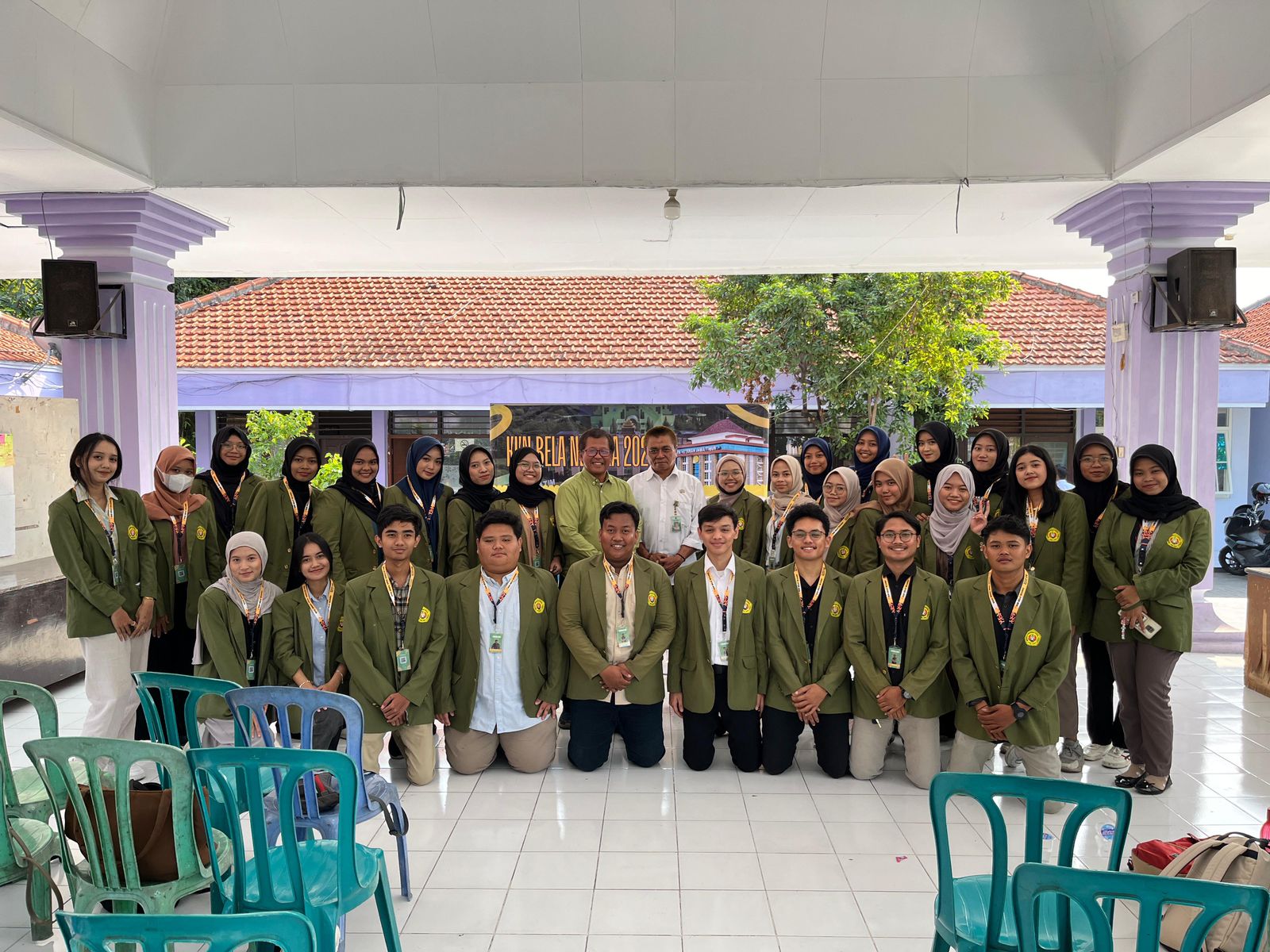 Foto Bersama Dpl, Pihak Kelurahan, Dan Mahasiswa Sebagai Bentuk Kegiatan Penerimaan, Sumber : Dok Pribadi