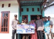 Kapolres Lamongan Serahkan Hasil Bedah Rumah Kepada Pemiliknya Di Desa Nguwok