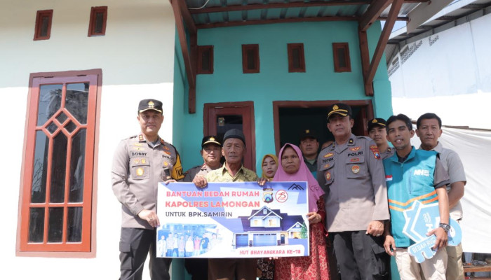 Kapolres Lamongan Serahkan Hasil Bedah Rumah Kepada Pemiliknya Di Desa Nguwok