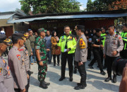 Patroli Bermotor Ke Tulungagung, Kapolda Jatim Serahkan Bantuan Peralatan Kantor Untuk Polsek Dan Koramil