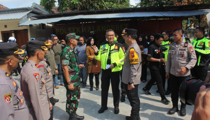 Patroli Bermotor Ke Tulungagung, Kapolda Jatim Serahkan Bantuan Peralatan Kantor Untuk Polsek Dan Koramil