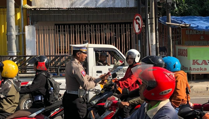 Operasi Patuh Semeru 2024, Polisi Kota Blitar Beri Bunga Dan Coklat Bagi Pengendara Tertib