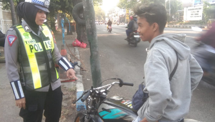 Selama Operasi Patuh Semeru 2024, Satlantas Polres Pasuruan Gencar Berikan Himbauan Keselamatan Berlalu Lintas