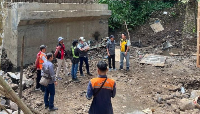 Mahasiswa Magang Mbkm Upn “Veteran” Jawa Timur Di Kejari Mojokerto Turut Serta Pengawasan Pembangunan Strategis Jembatan Daerah Trawas