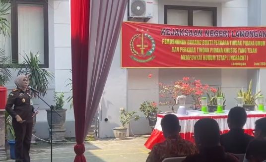 Mahasiswa Magang MBKM Fakultas Hukum UPN “Veteran“ Jawa Timur Mengikuti kegiatan Pemusnahan Barang Bukti di Kejaksaan Negeri Lamongan