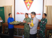 Sinergitas Tni – Polri, Polres Ngawi Beri Tumpeng Dan Kue Ulang Tahun Ke Yon Armed 12 Kostrad