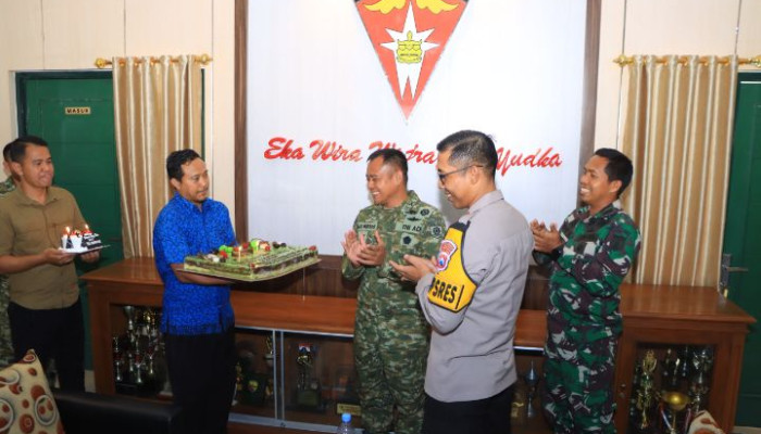 Sinergitas Tni – Polri, Polres Ngawi Beri Tumpeng Dan Kue Ulang Tahun Ke Yon Armed 12 Kostrad