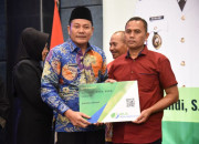 Plt. Bupati Sidoarjo Serahkan Kartu Kepesertaan Bpjs Ketenagakerjaan Pada 13.249 Pekerja Rentan Sidoarjo