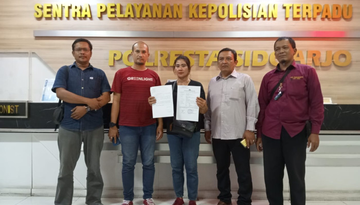 Wartawan  Asal Surabaya Didampingi Kuasa Hukum Dan Lsm Alas Laporkan Dugaan Perbuatan Tidak Menyenangkan Ke Polisi