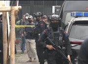 Densus 88 Dibantu Polda Jatim Lakukan Olah Tkp Di Rumah Terduga Teroris