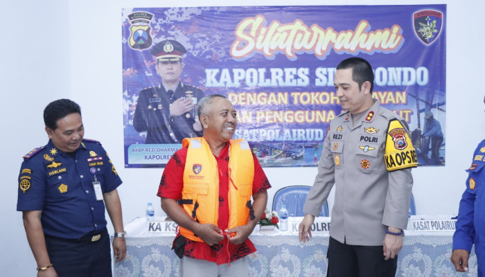 Tatap Muka Dengan Tokoh Nelayan, Kapolres Situbondo Beri Bantuan Life Jacket Untuk Keselamatan Di Laut
