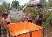 Polisi Droping Air Bersih Untuk Warga Pulung Ponorogo