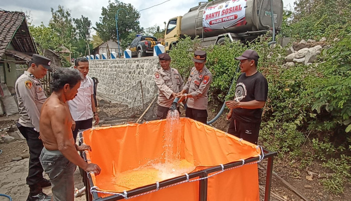 Polisi Droping Air Bersih Untuk Warga Pulung Ponorogo