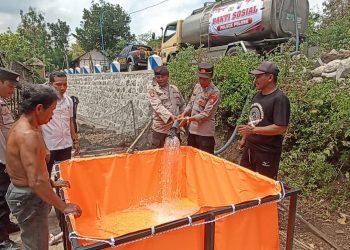 Polisi Droping Air Bersih untuk Warga Pulung Ponorogo