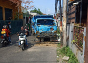 Truck Muat Sirtu Ringsek Bagian Depan Usai Ditabrak Truck Yang Berjalan Mundur 