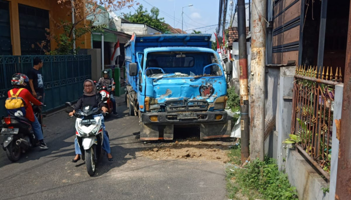 Truck Muat Sirtu Ringsek Bagian Depan Usai Ditabrak Truck Yang Berjalan Mundur 